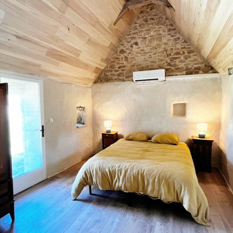 Chambre chaux - Lit double 160x200 - Salle de bain avec baignoire