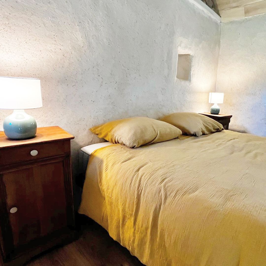 Chambre chaux - Lit double 160x200 - Salle de bain avec baignoire