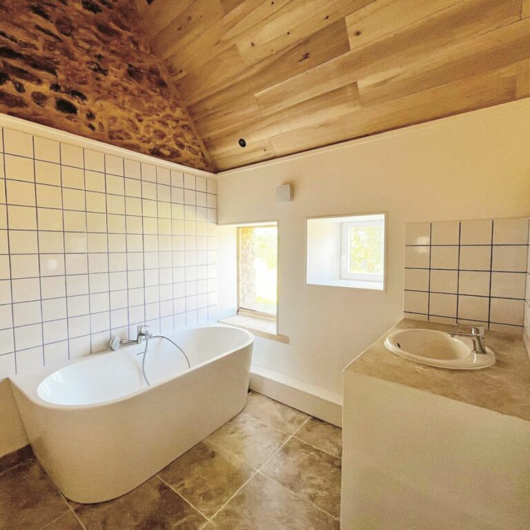 Chambre chaux - Salle de bain avec baignoire