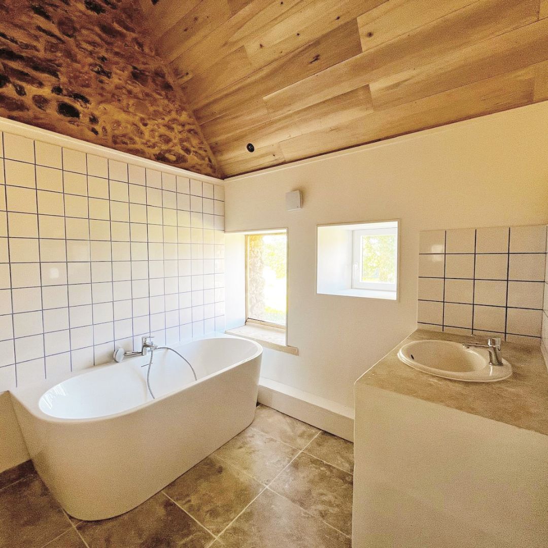 Chambre chaux - Salle de bain avec baignoire