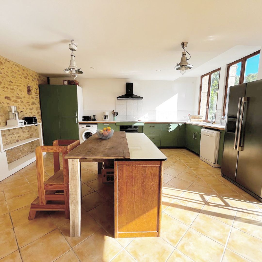 Cuisine ilôt central et tour d'observation pour enfant